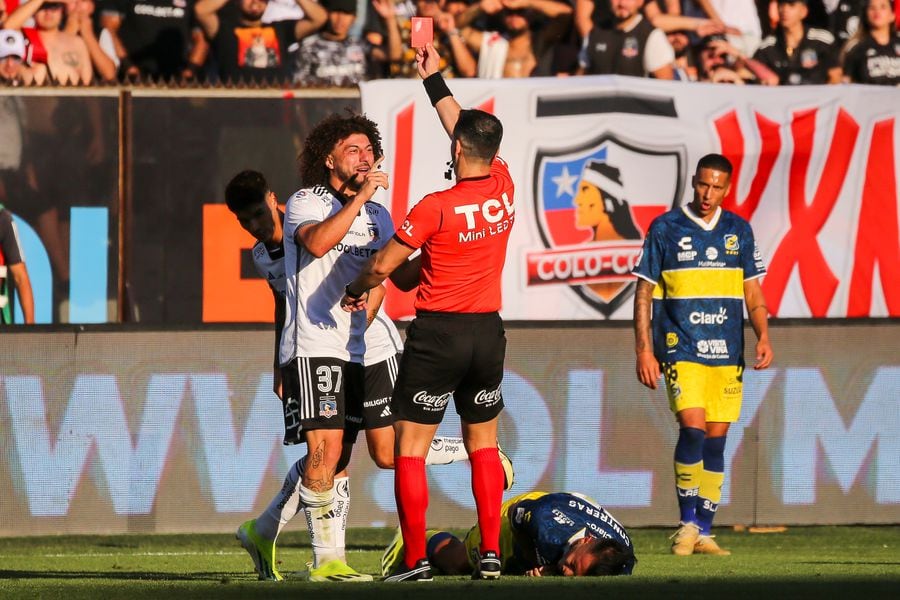 Maximiliano Falcón fue expulsado tras agredir a un rival en el triunfo de Colo Colo sobre Everton.