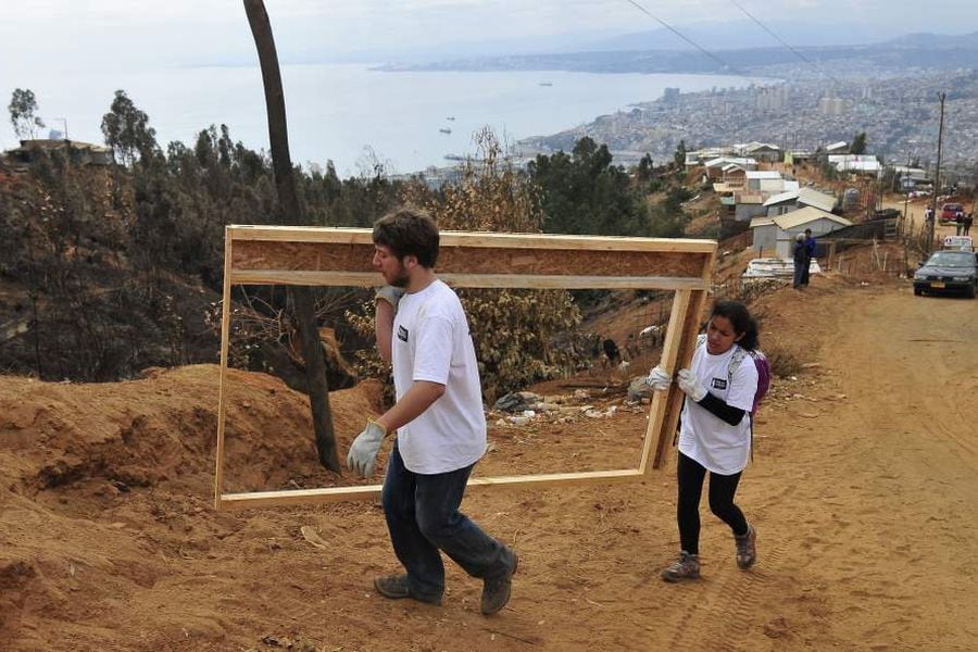 Voluntarios de INJUV trabajan en reconstrucción de cerro Mariposas