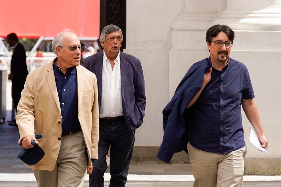 El diputado Tomás Hirsch (Acción Humanista), Lautaro Carmona (PC) y el senador Juan Ignacio Latorre (Revolución Democrática). 
FOTO: MARIO TELLEZ / LA TERCERA