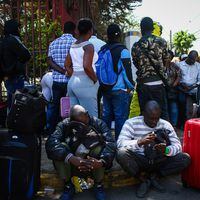 Las razones por las que 55 haitianos no pudieron abordar el primero vuelo del plan de retorno