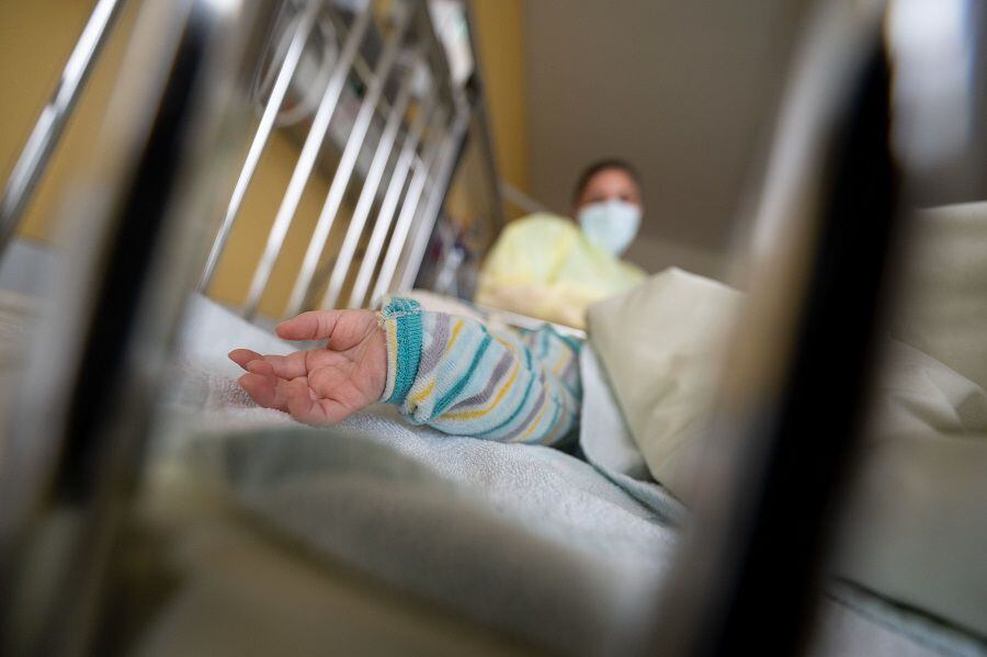 “Vi a mi niña morir”: el dramático relato de un padre que tuvo que donar parte de su hígado para salvar a su hija de rara hepatitis