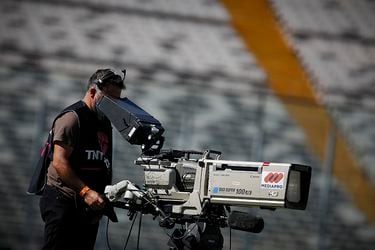 La violencia no se detiene: camarógrafo de TNT Sports sufre lesiones por proyectil lanzado en el partido Curicó-Ñublense