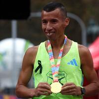 Con sentidos homenajes de los corredores a Carabineros: la historia de Mauricio Flández, el uniformado que brilló en el Maratón de Santiago