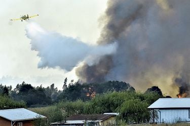 Incendios forestales: La millonaria deuda que debió saldar Conaf y la gira del Gobierno a California