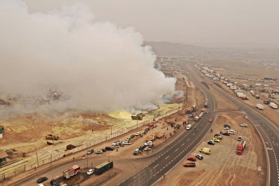 La emisión de humo desde la azufrera continuaba hasta esta tarde. Foto: Iquiquedesdeelaire.cl