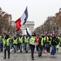 Los "chalecos amarillos" se suman a la huelga indefinida contra la reforma de las pensiones en Francia