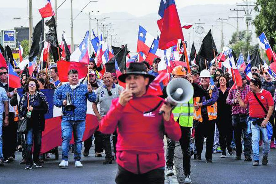 CALAMA: Marcha de trabajadores y familias mineros de Chuquicamata