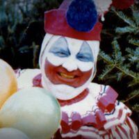 El perturbador caso de Pogo, el payaso asesino que abusaba de adolescentes y los enterraba en su casa