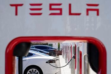 Acciones de Tesla se disparan tras acuerdo con GM para uso de red de supercargadores