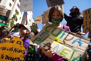 Organizacones medioambientales y sociales durante marcha por la Crisis Climática FOTO Adrian Manzol AGENCIAUNO