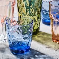 Estudio alerta que tomar jugo, bebida y alcohol en vasos de vidrio de colores es peligroso para la salud
