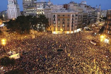 protestors-gather-outside-the-catalan-regio-39110670
