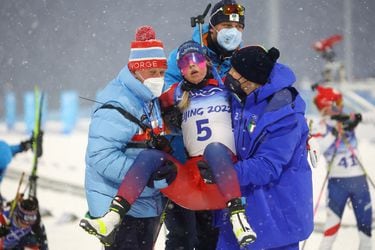 Colapsa al llegar a la meta: atleta noruega se desvanece y genera preocupación en los JJOO de Invierno