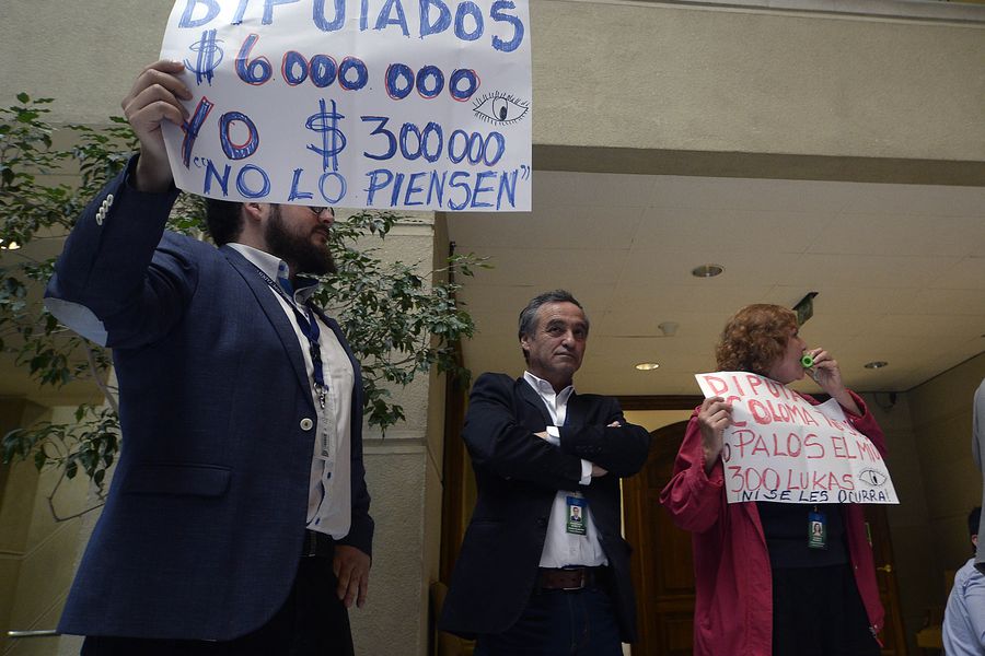 Asesores  de Parlamentarios Protestan en la Camara de Diputados