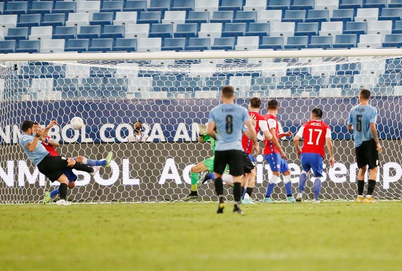 Uruguay encontró el empate, tras un tiro de esquina y un pivoteo de Matías Vecino.