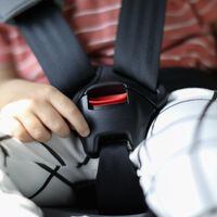 Viaje seguro este fin de año: los errores más frecuentes al instalar una silla para niños en el auto