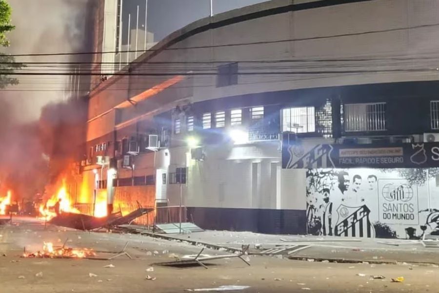 Los fanáticos de Santos prendieron fuego fuera del estadio.