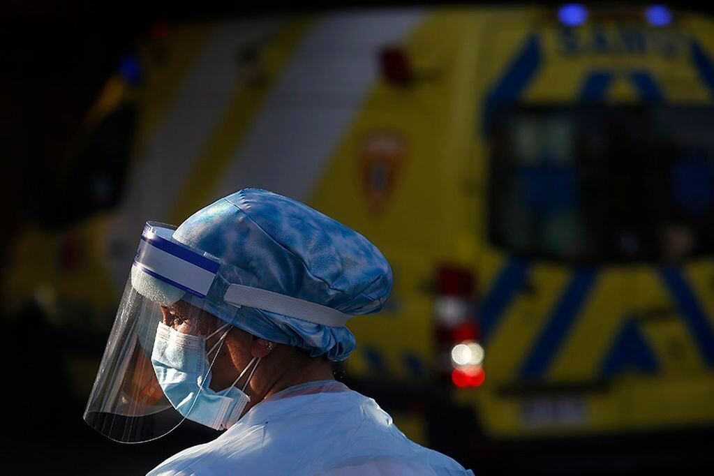 11 de Mayo de 2020/SANTIAGO Una trabajadora de la Salud usa traje y mascarilla preventiva al interior del Hospital San Jose , uno de los centros hospitalarios que se ha visto colapsado por contagios de Covid-19 FOTO:CRISTOBAL ESCOBAR/AGENCIAUNO