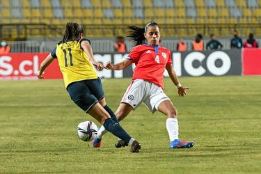 Selección chilena femenina vence a Ecuador en la agonía con dos goles de Francisca Lara