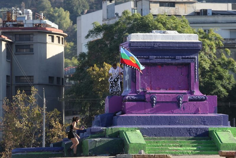 Base del monumento al general Manuel Baquedano fue pintada con los colores del feminismo. Foto: Diego Martin / Agencia Uno.
