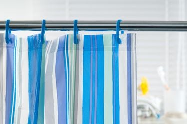 Estampadas, de tela o coloridas: consejos para elegir la mejor cortina de baño