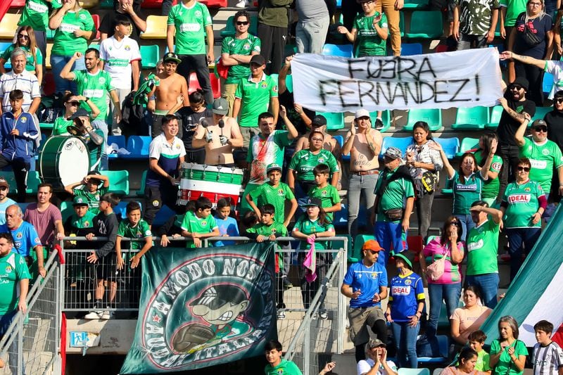 Los hinchas de Audax Italiano se manifestaron contra el entrenador Manuel Fernández.