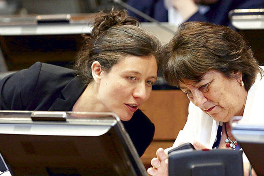 La subsecretaria Valentina Quiroga y la ministra Adriana Delpiano, en el hemiciclo del Senado.