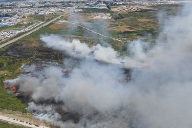 Declaran alerta roja en Puerto Montt por incendio forestal: se activó mensajería SAE para evacuación de sector