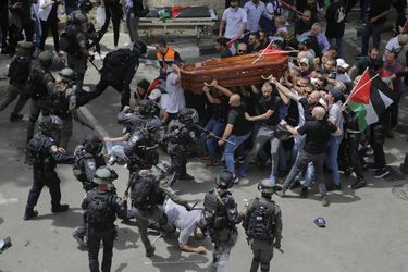 La policía israelí lanza una investigación sobre confusa pelea en el funeral de Shireen Abu Akleh
