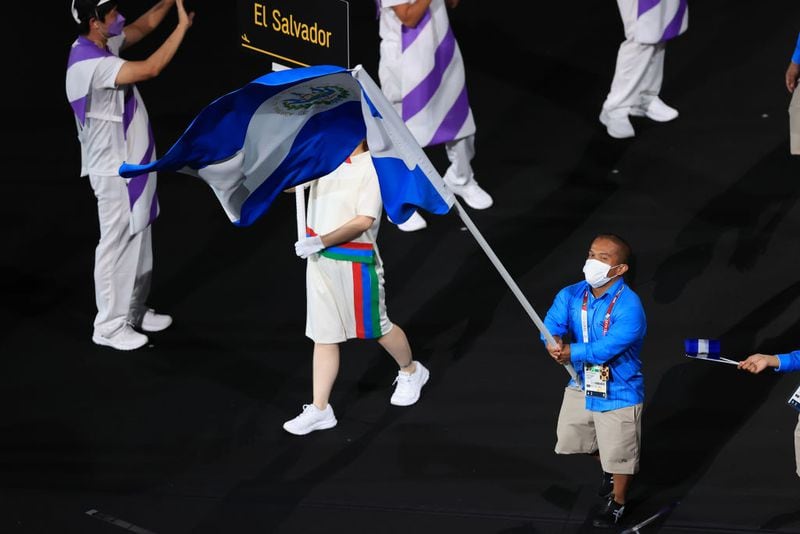 Herbert Aceituno llevando la bandera de El Salvador en la inauguración de Tokio 2020.