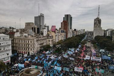 Miles de argentinos salen a las calles para reclamar por salarios y solicitar subsidios para combatir inflación