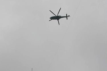Helicóptero capotó en Cochamó: sus cinco ocupantes se encontrarían en buen estado y serían evacuados este jueves