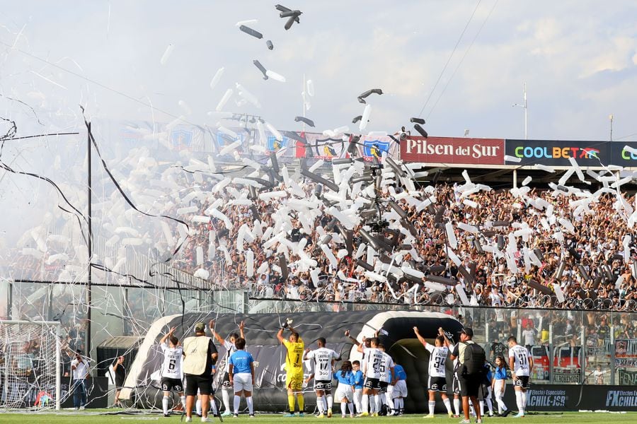 Colo Colo saluda a sus hinchas en el Superclásico que se jugó en el Monumental