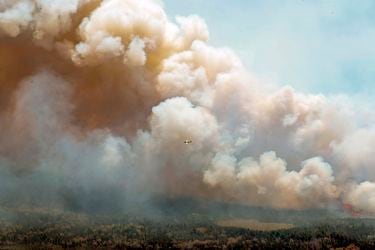 Trudeau anuncia llegada de “cientos de bomberos” de EE.UU. para labores de extinción de incendios forestales