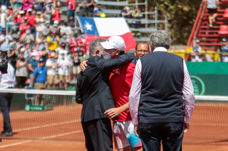 Massú en el momento en que recibe el homenaje en el Club de Tenis Unión. Foto: Luis Sevilla/Fetech.
