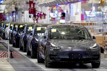 Tesla extenderá su plan de reducción en la producción de su planta en Shanghái 