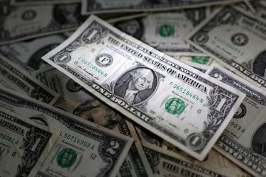 El dólar cae a la espera de la tramitación del acuerdo por el techo de deuda en Estados Unidos 