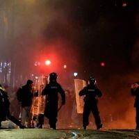 Irlanda vive una noche de furia: manifestantes quemaron autos, trenes y un hotel que acoge a migrantes