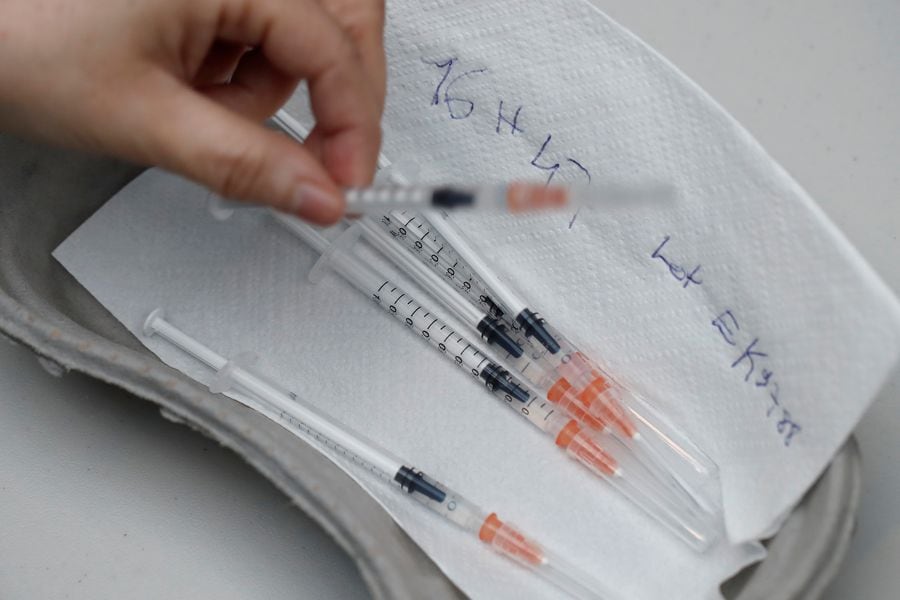 China desmantela una red de vacunas falsas contra el Covid-19 - La Tercera