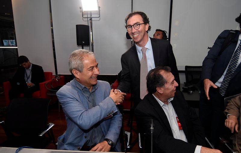 Mario Aguilar y Raúl Figueroa cuando este último era subsecretario de Educación. Se saludan en el Congreso en octubre pasado.