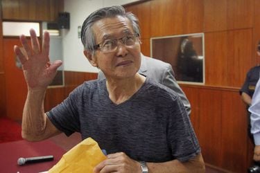FILE PHOTO: Peru's former President Alberto Fujimori waves to the media as he arrives in court for the sentencing in his trial in Lima