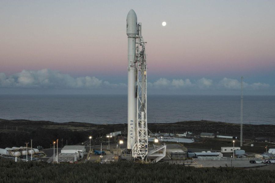 SpaceX lanza su primer cohete desde explosión y logra retornar
