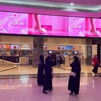“Barbie” llega a Arabia Saudita con abayas rosas, granizados y éclairs, pero está prohibida en otros países musulmanes