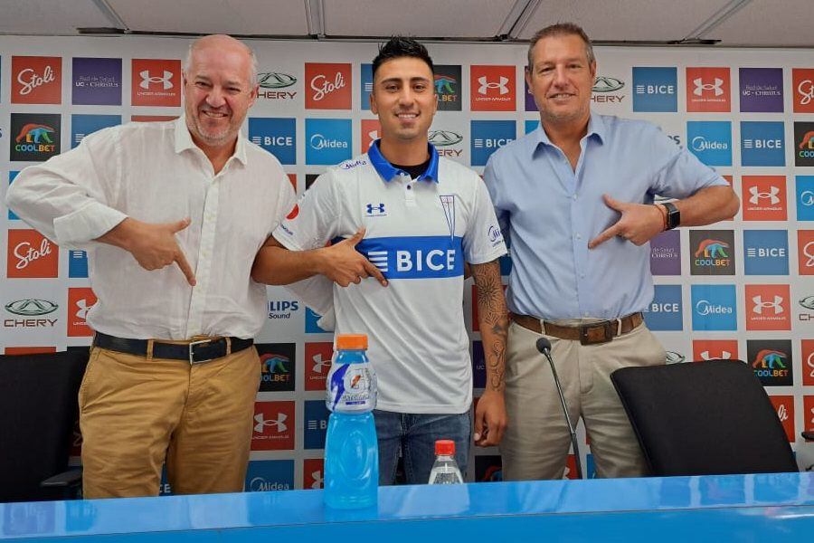 Byron Nieto posa con la camiseta de la UC, junto a José María Buljubasich y Juan Tagle.