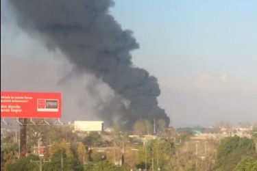 Incendio en fábrica de Maipú moviliza unidades de Bomberos de distintos puntos de la capital