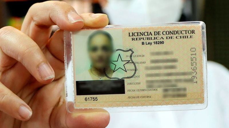 ¿Cuál es la multa si no llevo la licencia de conducir? ¿Puedo tener documentos en formato digital?