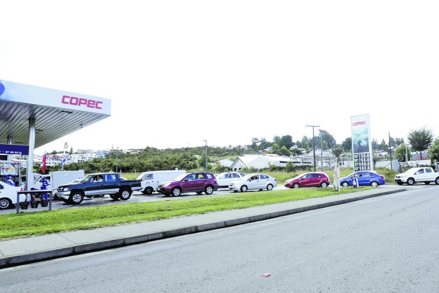 Cars gather at a gas station during a tsunami alert at Calbuco town after a quake hit Chiloe island