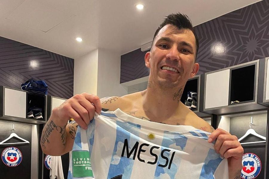 Gary Medel posa con la camiseta que le obsequió Messi.