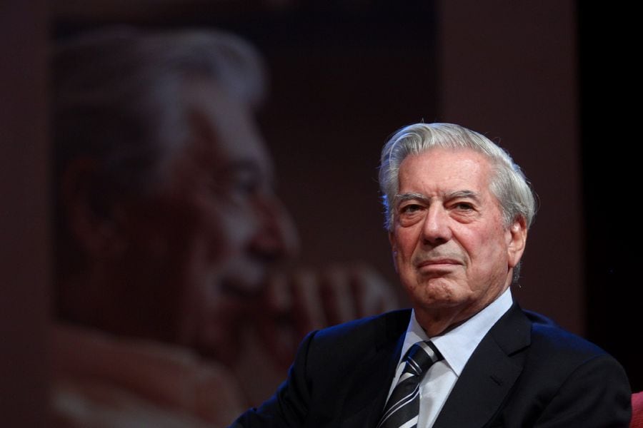 Mario Vargas Llosa: “La novela es un factor revolucionario dentro de una  sociedad, a pesar de la misma sociedad” - La Tercera