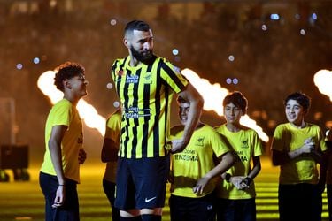Show de luces, pirotecnia y Balón de Oro incluido: la gran presentación de Karim Benzema en el Al Ittihad